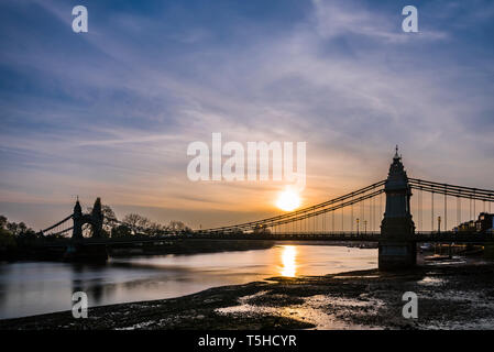 Tramonto su Ponte di Hammersmith, London, Regno Unito Foto Stock