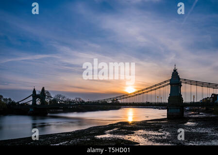 Tramonto sul ponte di Hammersmith, London, Regno Unito Foto Stock