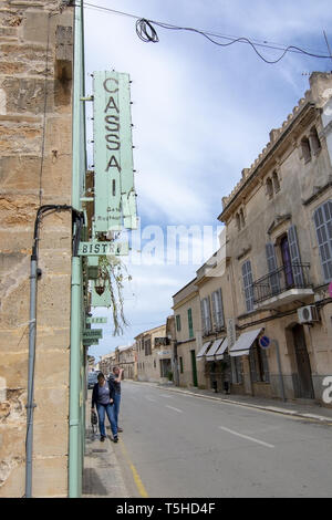 SES SALINES, MALLORCA, Spagna - 15 Aprile 2019: Un accogliente bar e di un ristorante esterno Cassai street view e dettagli interni nel centro città in un nuvoloso Foto Stock