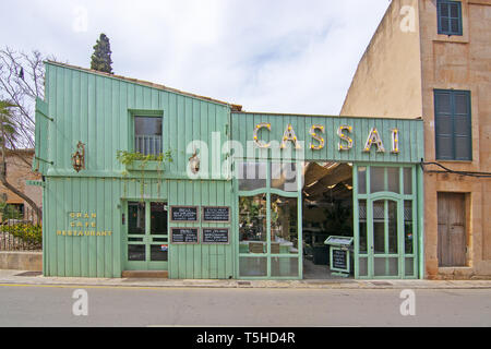 SES SALINES, MALLORCA, Spagna - 15 Aprile 2019: Un accogliente bar e di un ristorante esterno Cassai street view e dettagli interni nel centro città in un nuvoloso Foto Stock