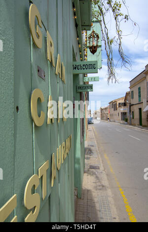 SES SALINES, MALLORCA, Spagna - 15 Aprile 2019: Un accogliente bar e di un ristorante esterno Cassai street view e dettagli interni nel centro città in un nuvoloso Foto Stock