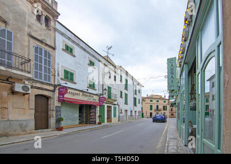 SES SALINES, MALLORCA, Spagna - 15 Aprile 2019: Un accogliente bar e di un ristorante esterno Cassai street view e dettagli interni nel centro città in un nuvoloso Foto Stock