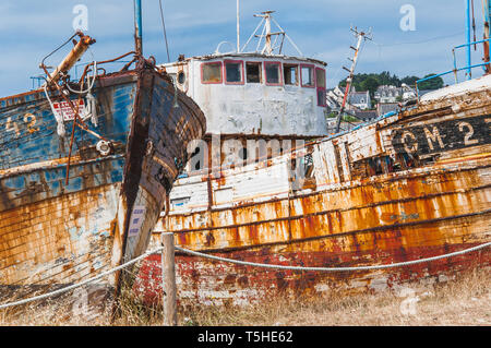 Porto di Camaret-sur-mer con le sue barche e il suo faro, in Finisterre in Bretagna, Francia Foto Stock