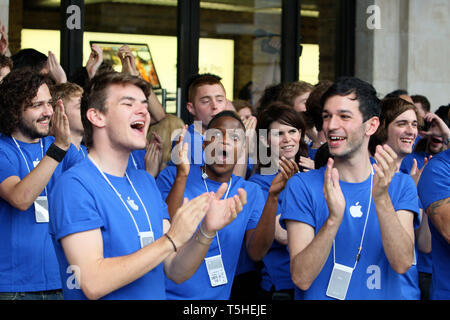 Apple apre un nuovo store in Covent Garden di Londra. Il 7 agosto 2010. Foto Stock