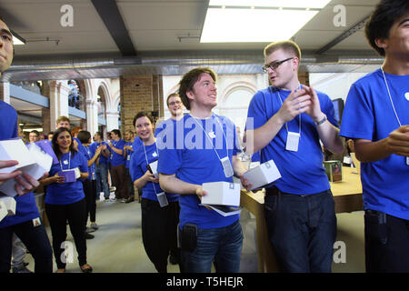 Apple apre un nuovo store in Covent Garden di Londra. Il 7 agosto 2010. Foto Stock