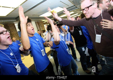 Apple apre un nuovo store in Covent Garden di Londra. Il 7 agosto 2010. Foto Stock