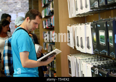 Apple apre un nuovo store in Covent Garden di Londra. Il 7 agosto 2010. Foto Stock