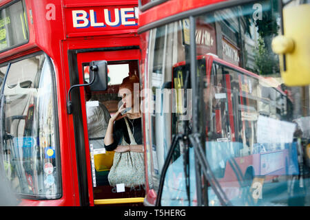 Una donna su un pranzo Rush Hour bus durante uno sciopero da RMT e tubo TSSA dei lavoratori contro le perdite di posti di lavoro a Londra. 7.9.10. Foto Stock