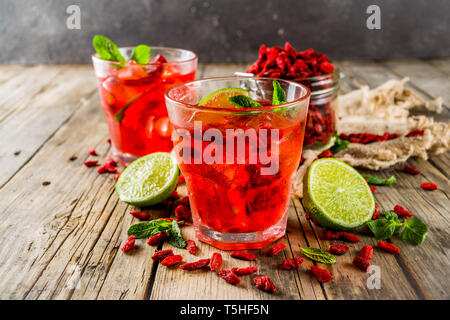 In casa goji limonata con lime e menta, in legno rustico sfondo spazio di copia Foto Stock