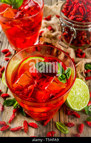 In casa goji limonata con lime e menta, in legno rustico sfondo spazio di copia Foto Stock