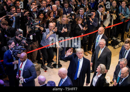 Folla enorme all'interno del Centro Congressi di Davos come il Presidente USA Trump arriva al Forum Economico Mondiale. Dietro di lui in entourage può essere visto Rex Tillerson, Mark Prati, Jared Kushner e Gary Cohn Foto Stock