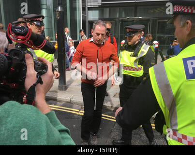 I dimostranti dalla ribellione di estinzione dimostrando al di fuori di Goldman Sachs uffici a Fleet Street, Londra vengono rimossi dalla polizia. Foto Stock