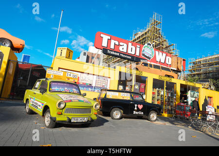 Berlino Germania - Trabant vettura al di fuori della Trabi World Tour nel centro del quartiere Mitte Foto Stock