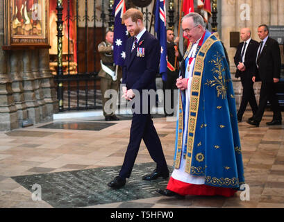 Il Duca di Sussex e il Decano di Westminster Dr John Hall frequentare l'Anzac Day Service di commemorazione e di ringraziamento presso l'Abbazia di Westminster, Londra. Foto Stock