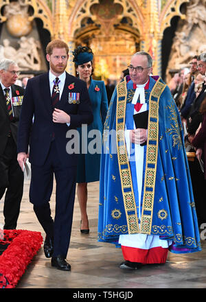 Il Duca di Sussex con il Decano di Westminster Dr John Hall di lasciare l'Anzac Day Service di commemorazione e di ringraziamento presso l'Abbazia di Westminster, Londra. Foto Stock