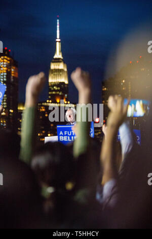 Alla vigilia delle elezioni primarie dello Stato di New York nel 2016, il senatore presidenziale Bernie Sanders (D-Vt) tiene un ultimo rally nel Hunters Point South Park di Queens. Lo slogan della sua campagna "un futuro da credere" è su tutti i poster, e con lo skyline di Manhattan come sfondo con l'Empire state Building chiaramente visibile. Foto Stock