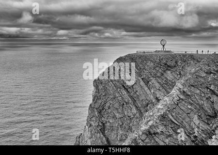 Una suggestiva foto in bianco e nero del norvegese Capo Nord (Nordkapp), a 71°10'21"N, è 2,102.3 km dal Polo Nord. Foto Stock