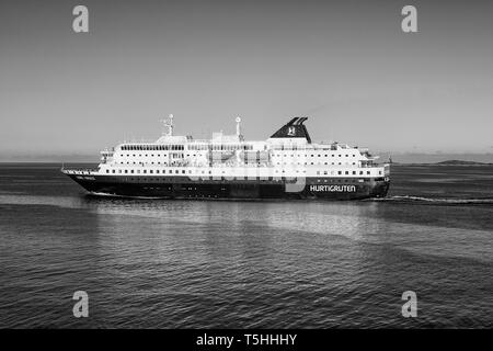 Immagine in bianco e nero del traghetto Hurtigruten, MS KONG HARALD Vela Southbound, elevata al di sopra del Circolo Polare Artico in Norvegia. Foto Stock