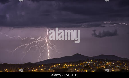 Potente tempesta elettrica in viola scuro cielo sopra la città di Pinhais, Parana, Brasil Foto Stock