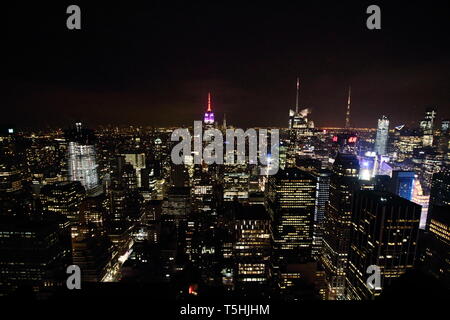 Vista dello Shiot dello skyline di Manhattan dalla cima Il Rockefeller Center con le luci che illuminano creando un classico foto notturna della città Foto Stock