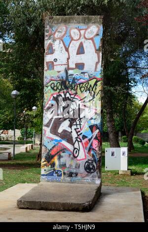 Graffiti su un frammento del muro di Berlino costruito nel 1961 e demolita nel 1990 un dono al popolo di Albania dalla città di Berlino Tirana Albania Foto Stock