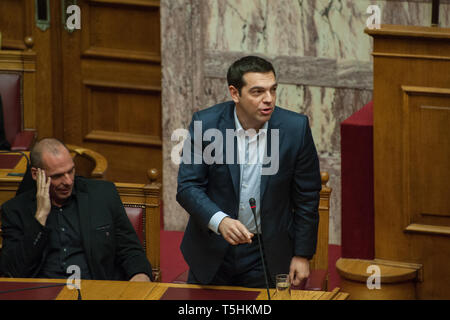 Atene, Grecia. 18 feb 2015. Il Primo Ministro greco, Alexis Tsipras voti Prokopis Pavlopoulos per il Presidente della Repubblica Ellenica presso il plenum del parlamento greco ad Atene, in Grecia. Credito: Nicolas Koutsokostas/Alamy Stock Photo. Foto Stock