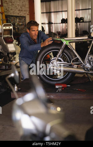 Bike fissaggio meccanico nuova sede in moto Foto Stock