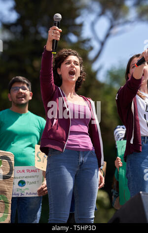 Roma, Italia - 19 Aprile 2019: giovani femmine speaker al venerdì per il futuro (sciopero della scuola per il Clima) protestare con Greta Thunberg e Anuna De Wever Foto Stock