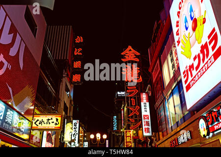 Neon di insegne e cartelloni pubblicitari di strada Dotonbori di notte di Osaka in Giappone Foto Stock