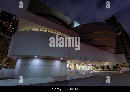 Solomon R Guggenheim Museum di notte, New York, Stati Uniti d'America Foto Stock