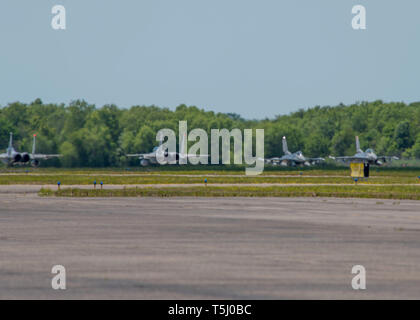 Stati Uniti Air Force F-16 Fighting Falcon da Holloman'ottavo Fighter Squadron, e F-15 aquile dalla Louisiana Guardia nazionale della guardia 159Fighter Wing, taxi giù per la pista, 10 aprile 2019, sul Naval Air Station Comune Base di riserva di New Orleans, in Louisiana. I piloti dal 8 FS ha partecipato a diversi corsi di formazione di aeromobili e chiudere il supporto aereo esercizi con le aquile dalla 159FW e il morsetto di giunzione controller di aria da parte degli Stati Uniti Esercito del settimo delle forze speciali Gruppo. (U.S. Air Force foto di Airman 1. Classe Kindra Stewart) Foto Stock