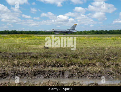 Un 8° Fighter Squadron F-16 Fighting Falcon taxi giù per la pista, Aprile 9, 2019, su Naval Air Station Comune Base di riserva di New Orleans, in Louisiana durante il periodo temporaneo di dovere assegnazione, Viper piloti hanno partecipato a diversi corsi di formazione di aeromobili e chiudere il supporto aereo esercizi. (U.S. Air Force foto di Airman 1. Classe Kindra Stewart) Foto Stock