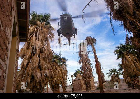 Stati Uniti Marines con Golf Company, 2° Battaglione, 8° Reggimento Marine, seconda divisione Marine fast-corda da una U.S. Marine Corps UH-1Y Venom gli aeromobili a sostegno di una battaglia praticare esercizio fisico durante la selezione di armi e tattiche istruttore (WTI) corso 2-19 a Yuma Proving Ground, Arizona, Aprile 5, 2019. WTI è di sette settimane di formazione evento ospitato da Marine Aviation di armi e tattiche di uno squadrone (MAWTS-1), in cui si sottolinea che un'integrazione operativa delle sei funzioni del Marine Corps aviation a sostegno di un Marine Air Ground Task Force. WTI fornisce anche standardizzato advanced tactical training e certificazioni Foto Stock