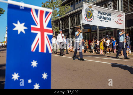 ANZAC Day parade di Knuckey street in Darwin, la capitale del Territorio Settentrionale dell'Australia - 2019.04.25 Foto Stock