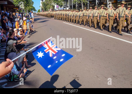 ANZAC Day parade di Knuckey street in Darwin, la capitale del Territorio Settentrionale dell'Australia - 2019.04.25 Foto Stock