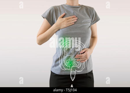 Immagine composita infette di intestino evidenziata in verde sul corpo della donna / salute e malattia Foto Stock