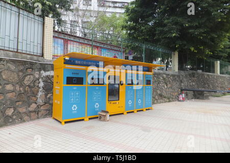 Shenzhen, Cina: Yellow Dog intelligent immondizia cernita e macchina per il riciclaggio Foto Stock