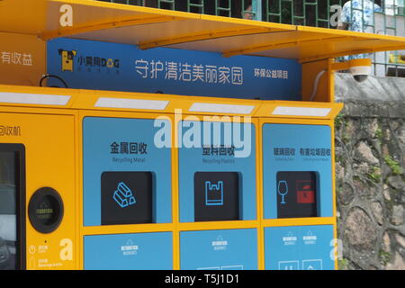 Shenzhen, Cina: Yellow Dog intelligent immondizia cernita e macchina per il riciclaggio Foto Stock