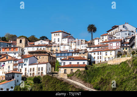 Vista panoramica del bellissimo villaggio di pescatori Lastres nelle Asturie Foto Stock