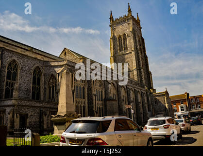 Una vista mozzafiato sul mare Anglicana e la città costiera di Cromer in Norfolk. Regno Unito: meteo una luminosa e soleggiata, ma breezy day, con cieli azzurri Foto Stock