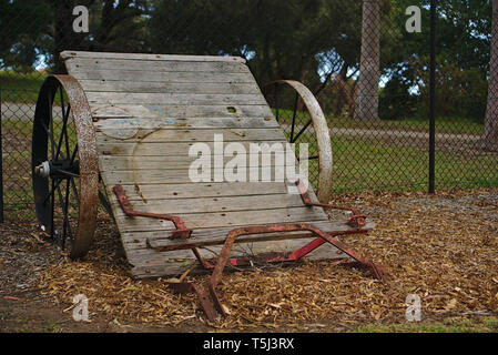 Vecchio abbandonato corrosivo farm machinery telaio Foto Stock