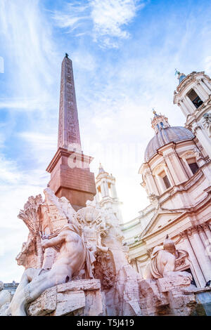 Italia, Roma, Piazza Navona, la Fontana dei Quattro Fiumi e chiesa di Sant Agnese in Agone Foto Stock