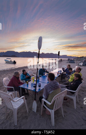 Kayak di mare godendo happy hour al tramonto, Baia di Loreto Nat. Parco, Baja California Sur, Messico. Foto Stock