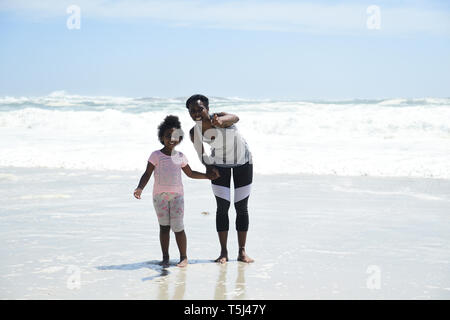 Madre e figlia sulla spiaggia Foto Stock