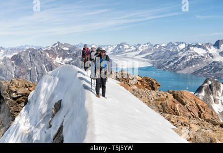 La Groenlandia, Sermersooq, Kulusuk, Schweizerland Alpi, escursionisti a piedi nella neve mountainscape Foto Stock