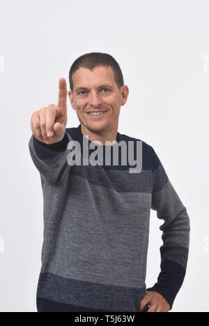 L'uomo anziano con il dito nella forma di numero Foto Stock