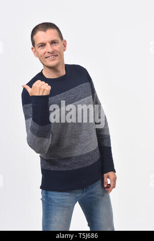 Un uomo indica il pollice in su con mani e dita Foto Stock