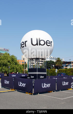 Melbourne, Australia: Marzo 17, 2019: Uber parcheggio auto a un evento per un rapido e facile trasporto per la popolazione locale. Foto Stock