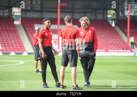 Il 22 aprile 2019 , Griffin Park, Londra, Inghilterra; Sky scommessa campionato, Brentford vs Leeds United ; Brentford giocatori sul passo prima di riscaldare il credito: Phil Westlake/News immagini, English Football League immagini sono soggette a licenza DataCo Foto Stock