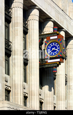 Londra, Inghilterra, Regno Unito. Art Deco Clock sul Peterborough Court, 135 Fleet Street, EC4, precedentemente noto come il Daily Telegraph edificio Foto Stock